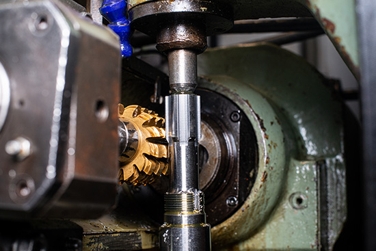 Taillage et brochage d'une pièce, service par Mérault dans son atelier